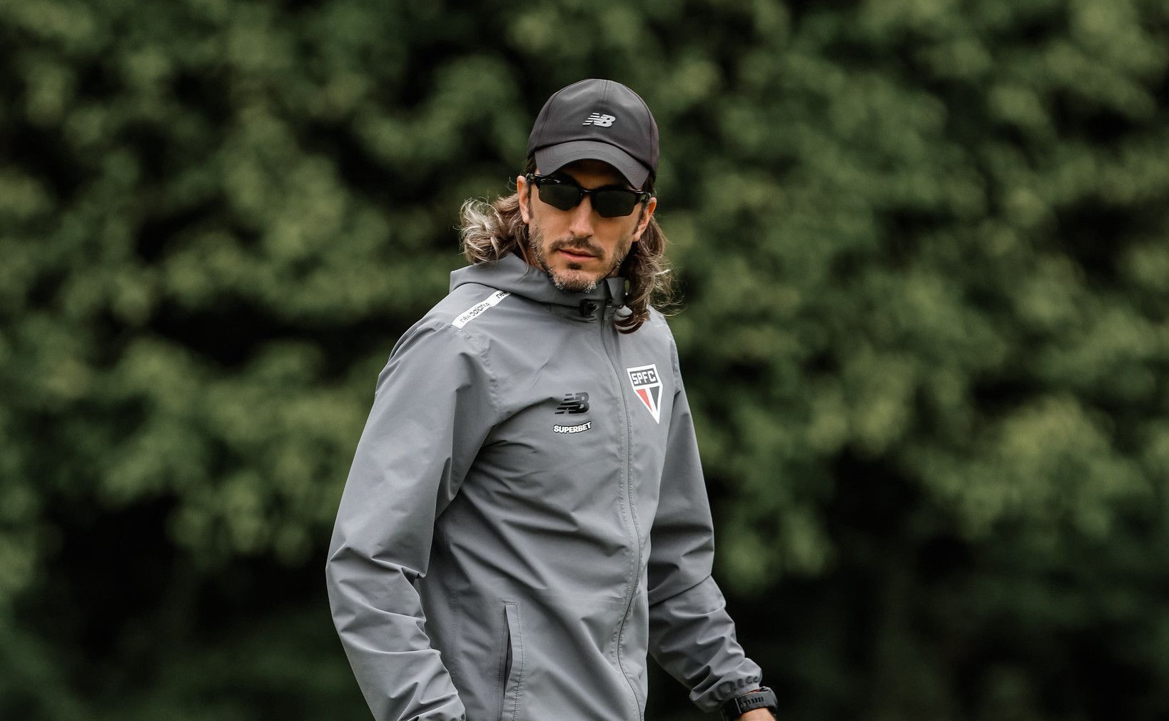 Treinador Luis Zubeldia em campo