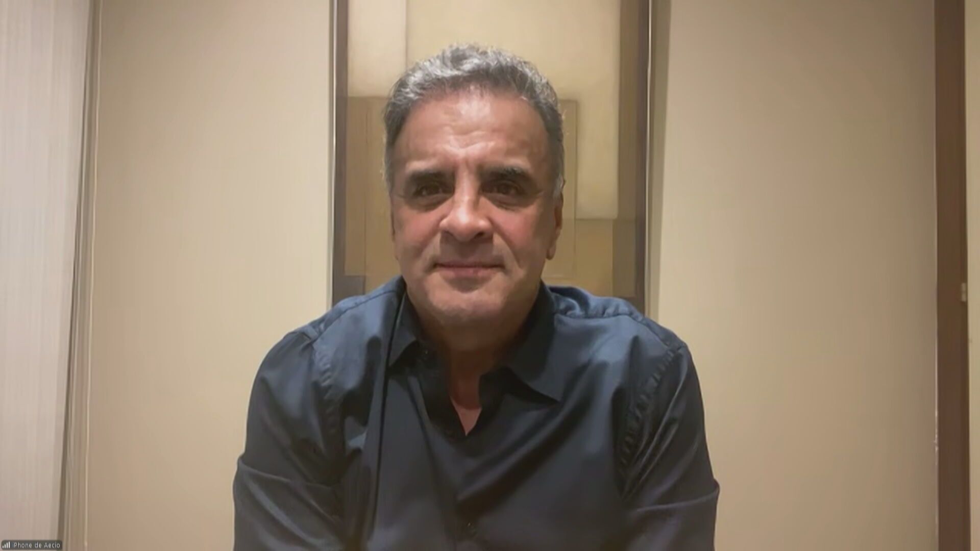 Aecio Neves ao microfone