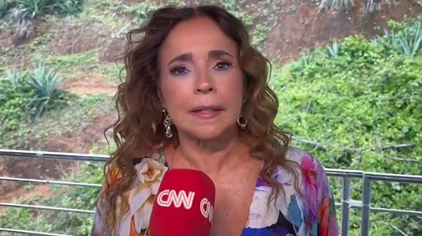 Daniela Mercury falando em microfone