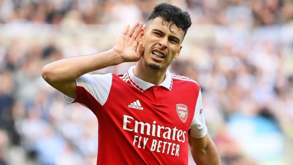 Jogador de futebol marcando um gol