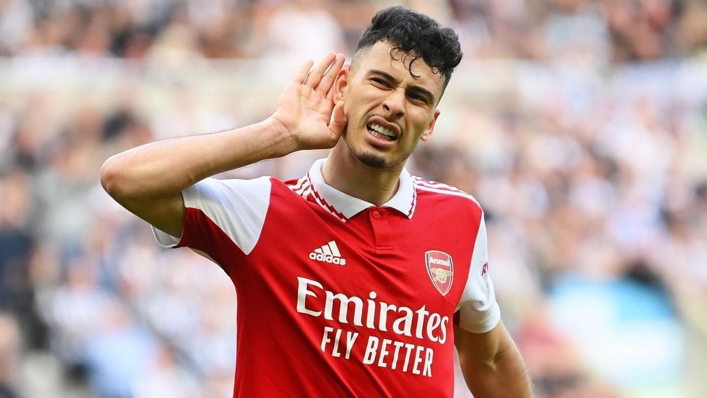 Jogador de futebol marcando um gol