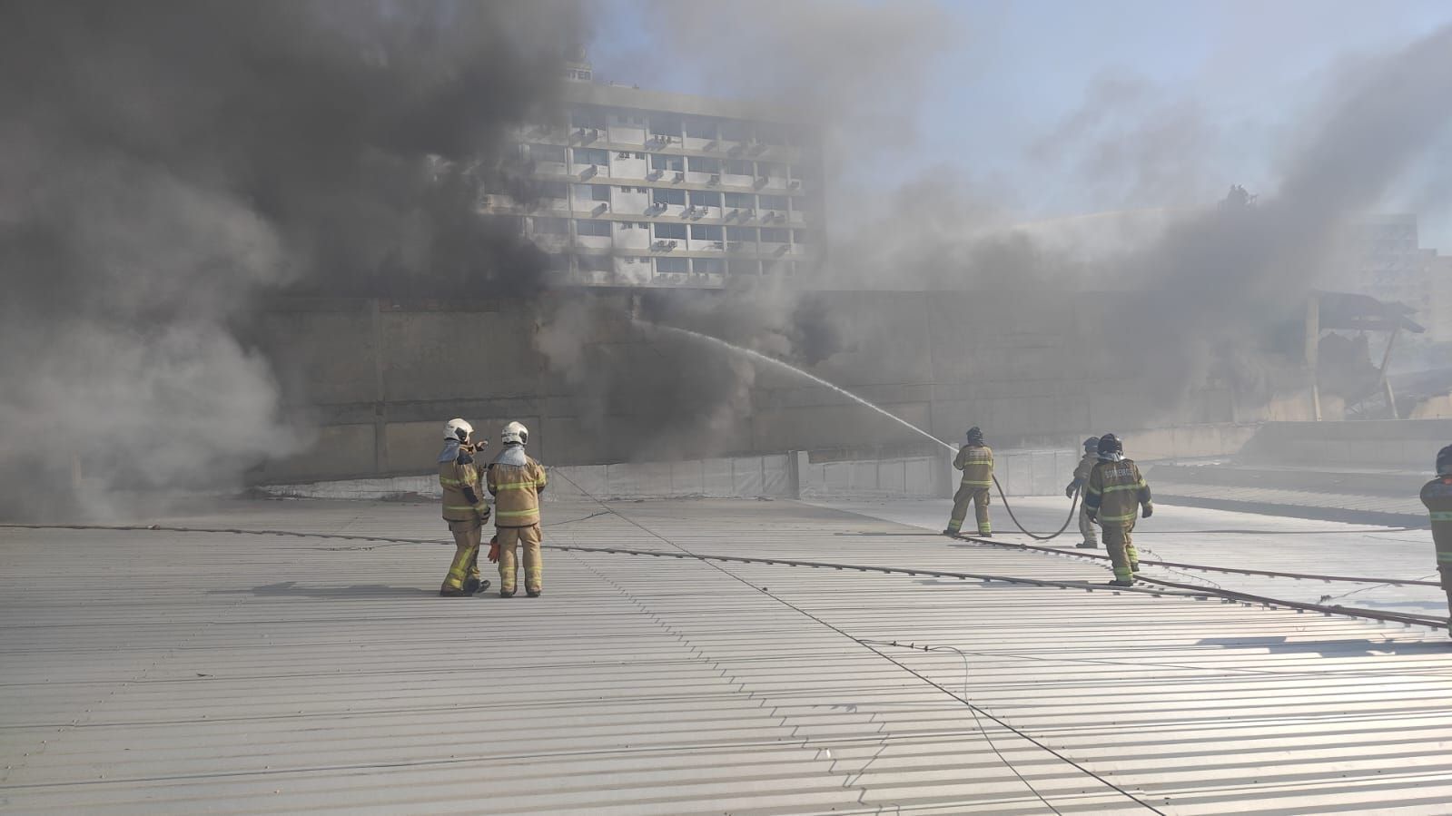 Bombeiros combatem incendio em predio