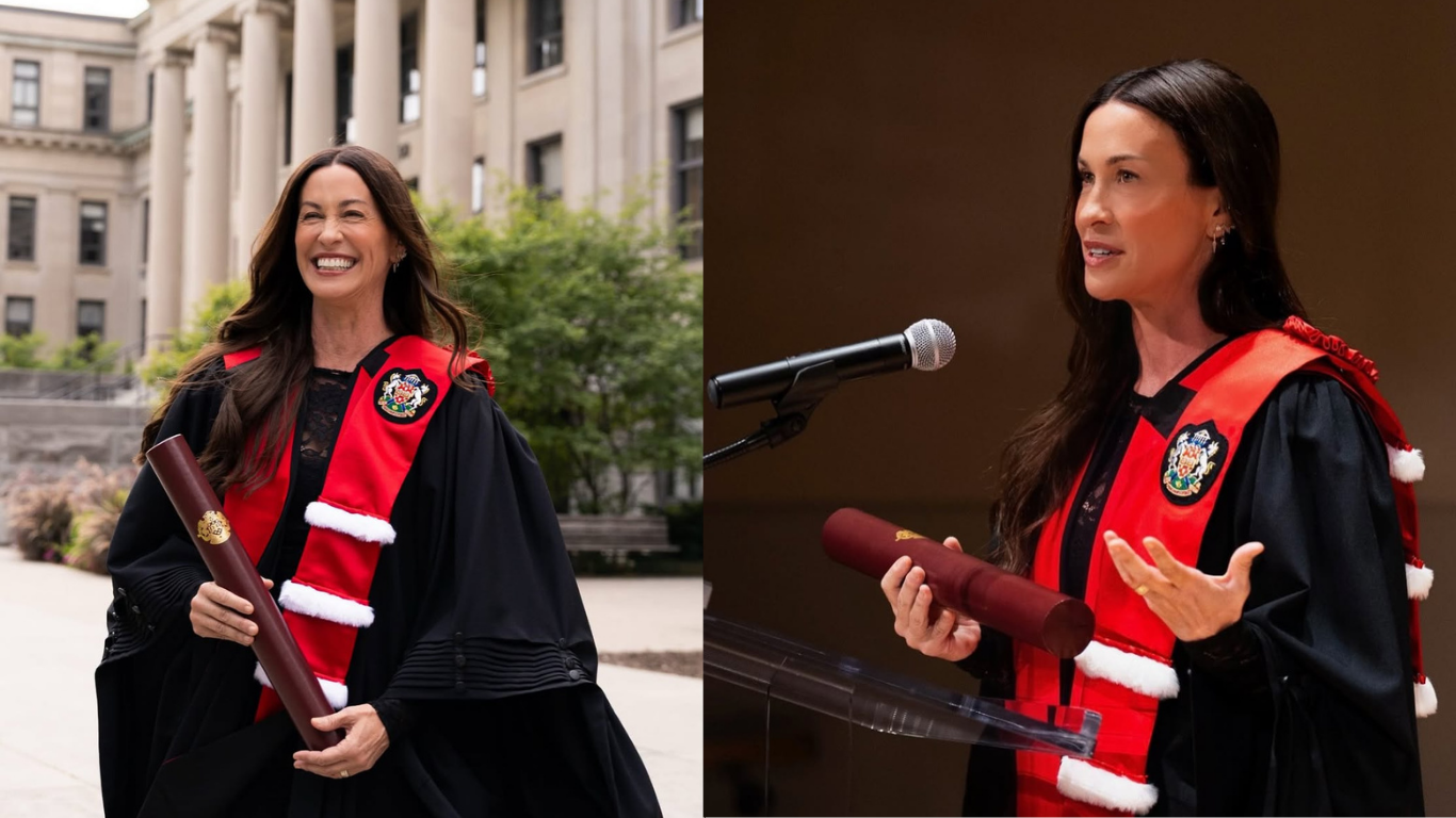 Alanis Morissette segurando diploma de doutorado