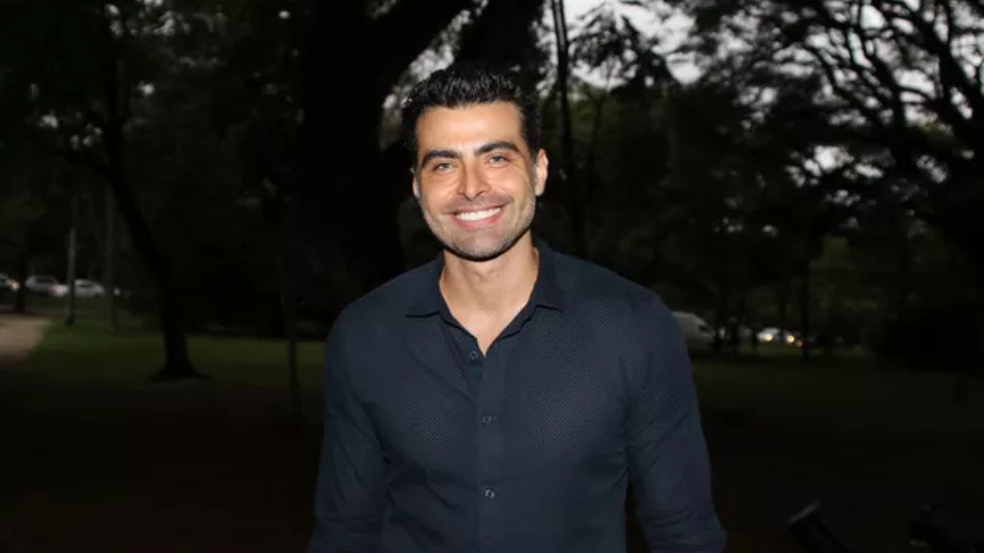 Homem caido perto de moto