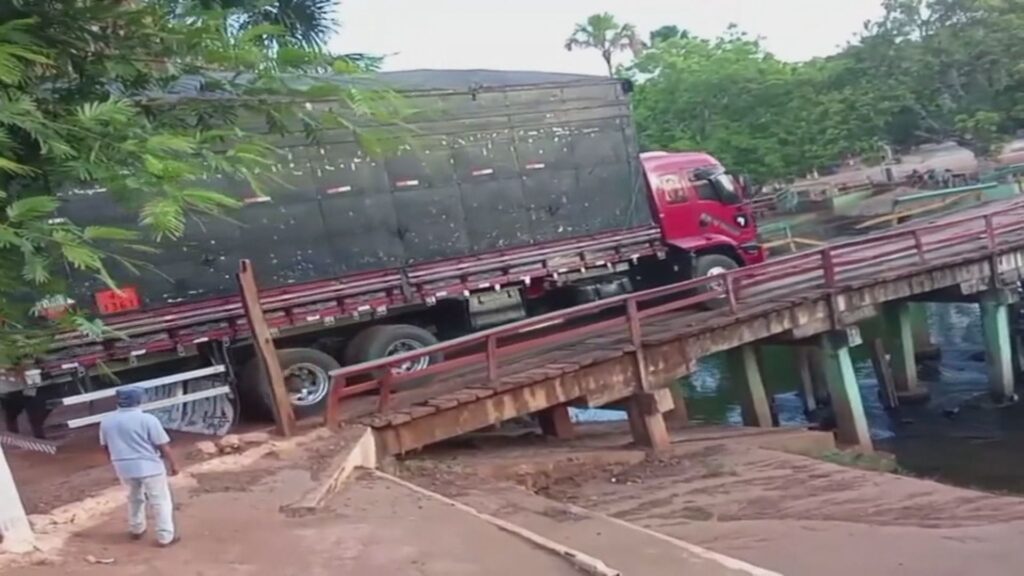 caminhao caiu em rio