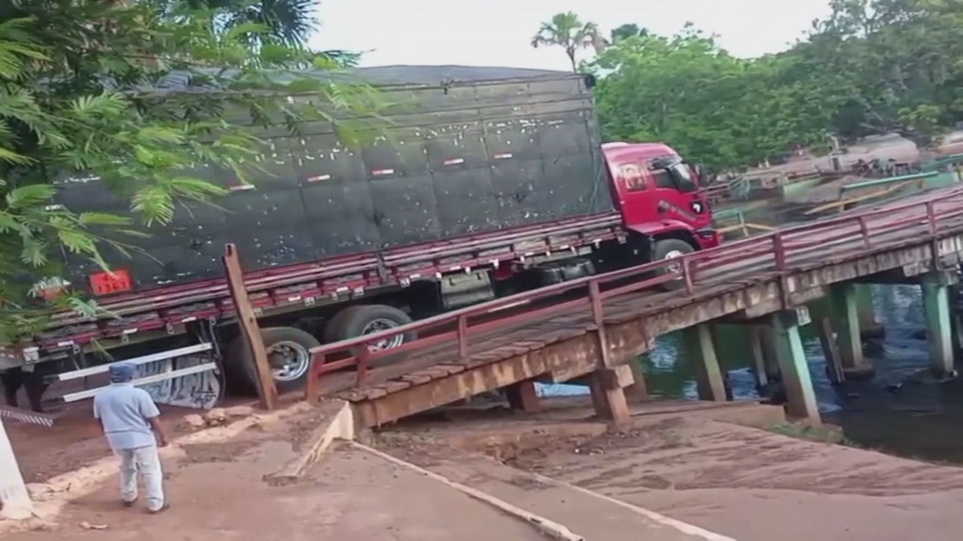 caminhao caiu em rio