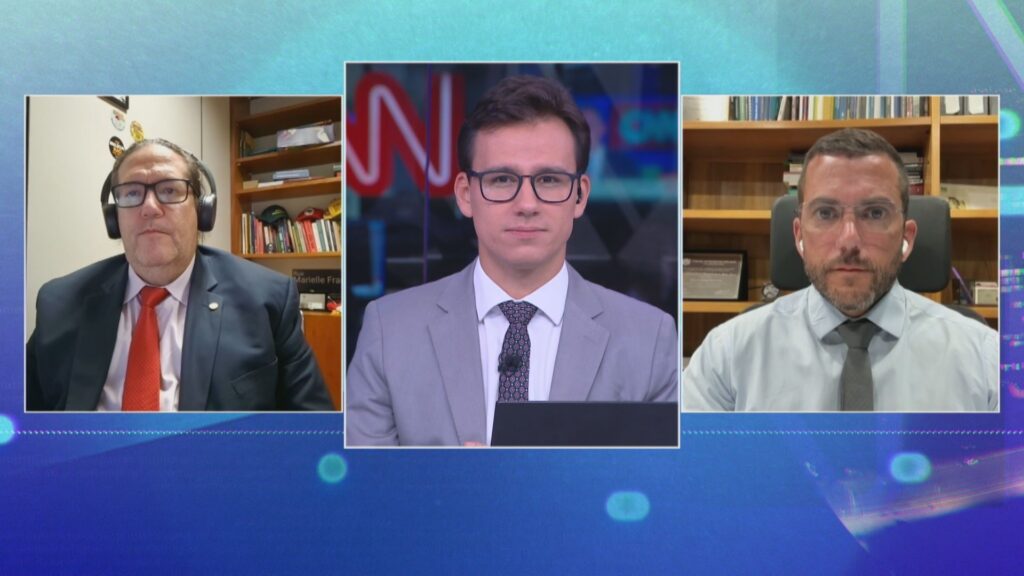 Pessoas discutindo em uma mesa de debate