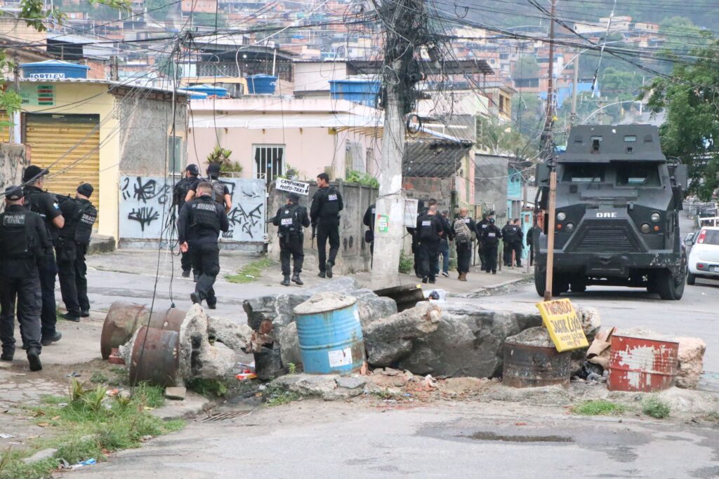 Policiais perseguindo criminosos