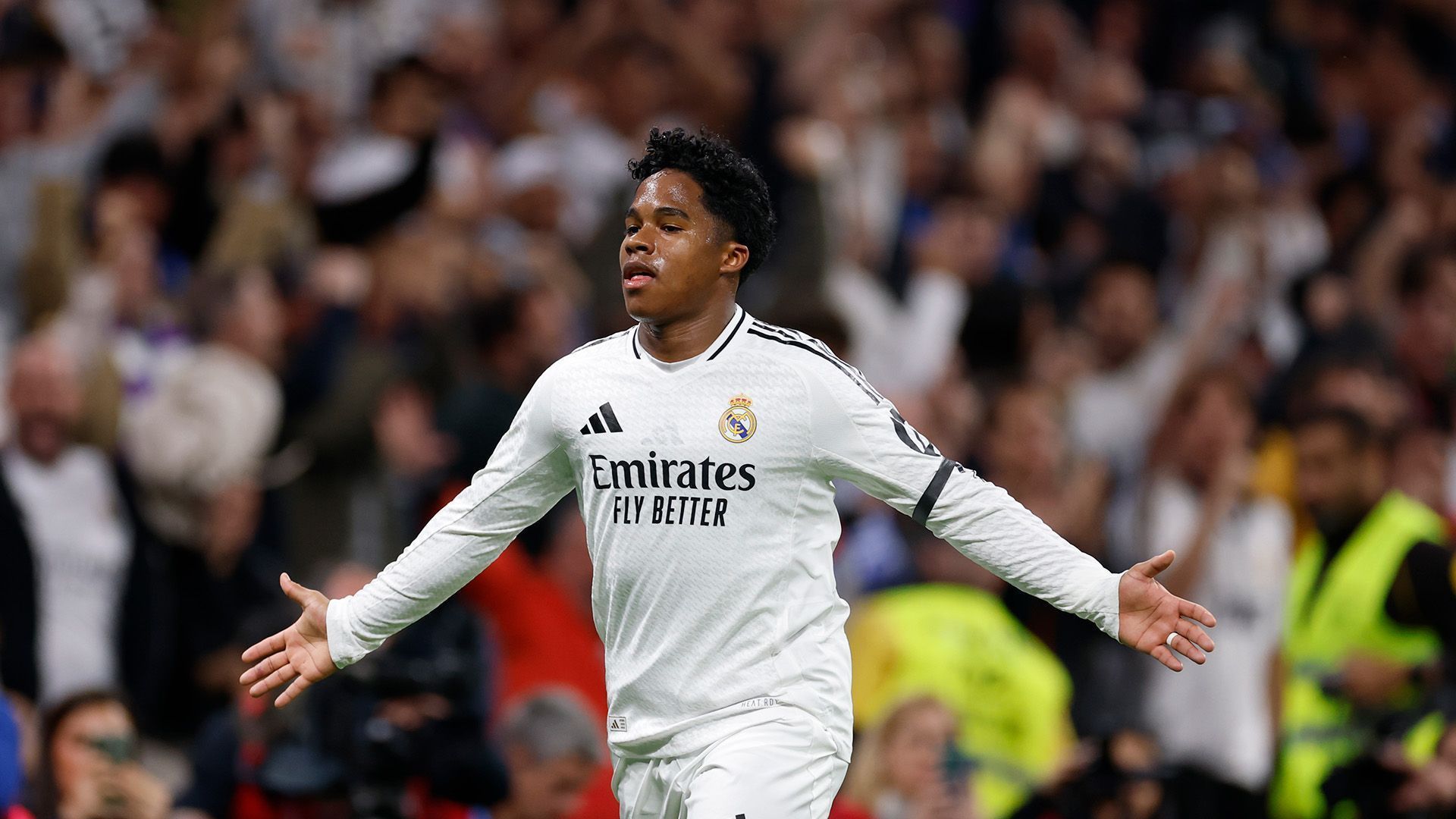 Homem falando em entrevista sobre injustiça com seu filho