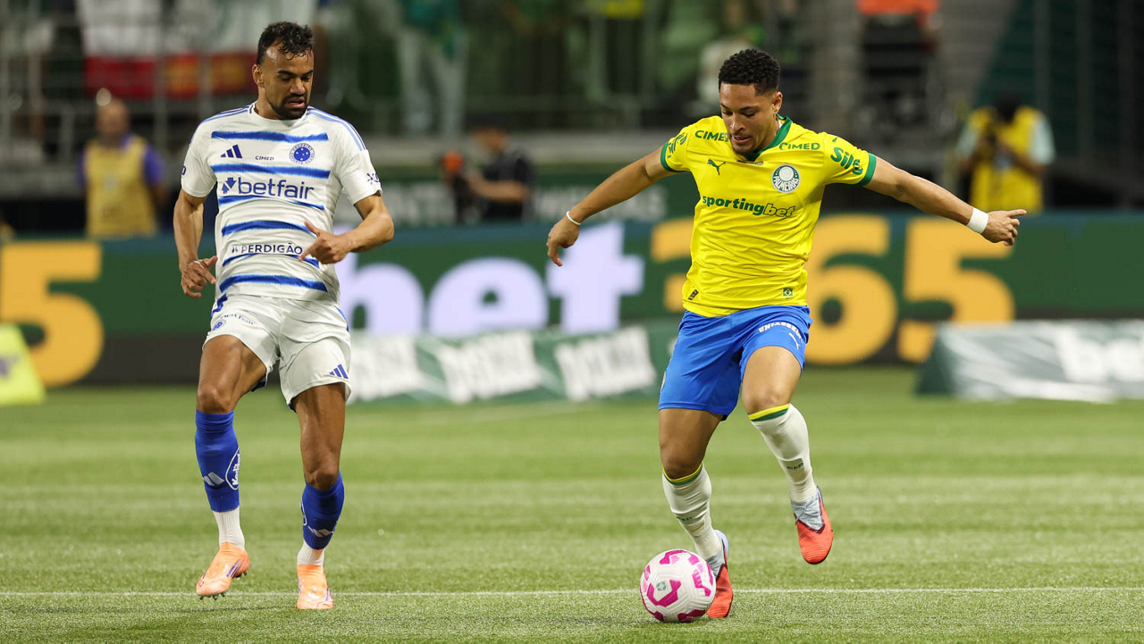 Jogadores do Palmeiras e Cruzeiro em campo