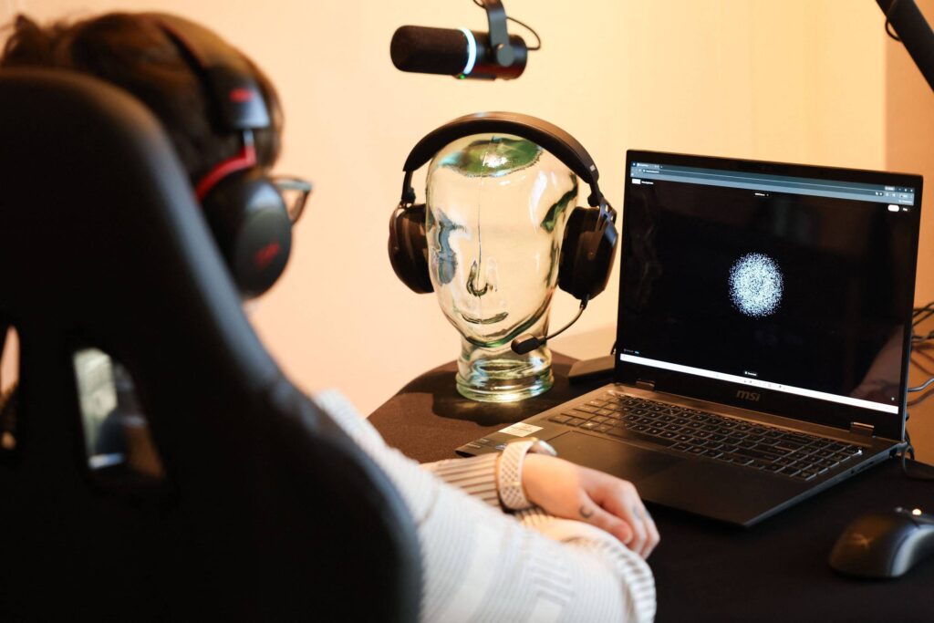 Pessoa com fones de ouvido em uma cidade movimentada