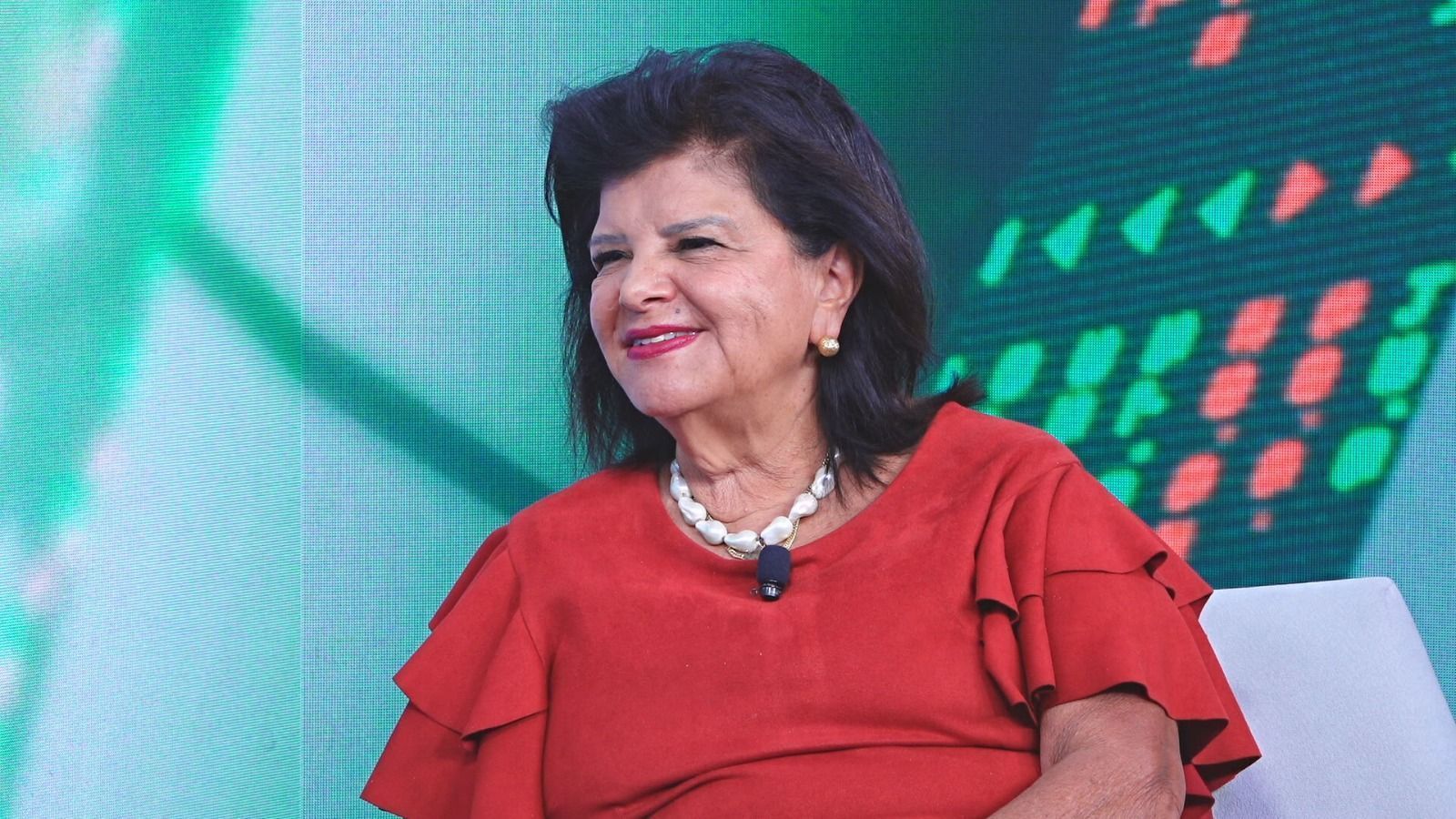 Mulher falando em um púlpito