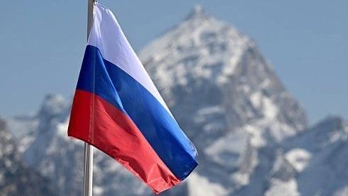 Atleta paralímpico com bandeira da Rússia no pódio