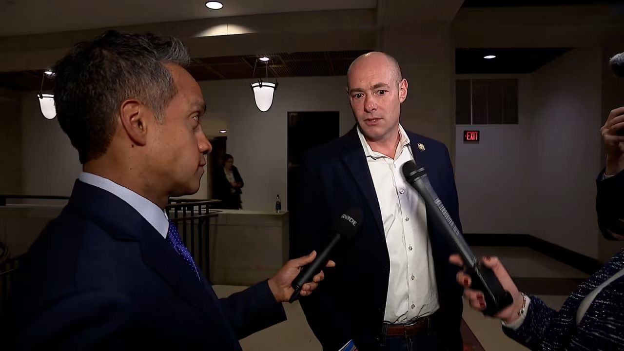 Homem falando em microfone