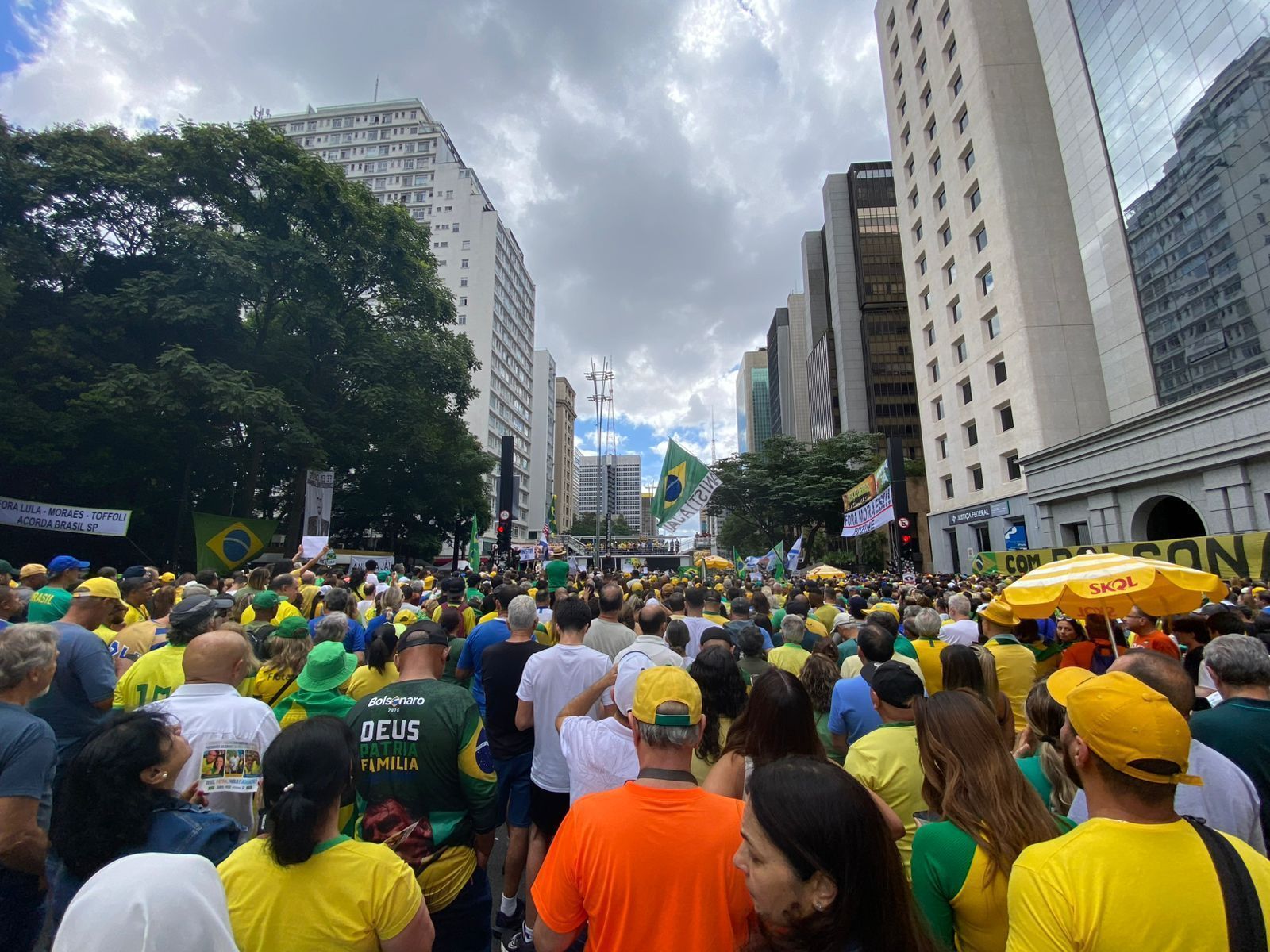 Multidao de pessoas em ato politico