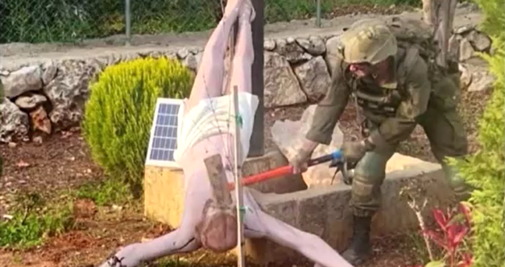 Mao pichando imagem de Jesus