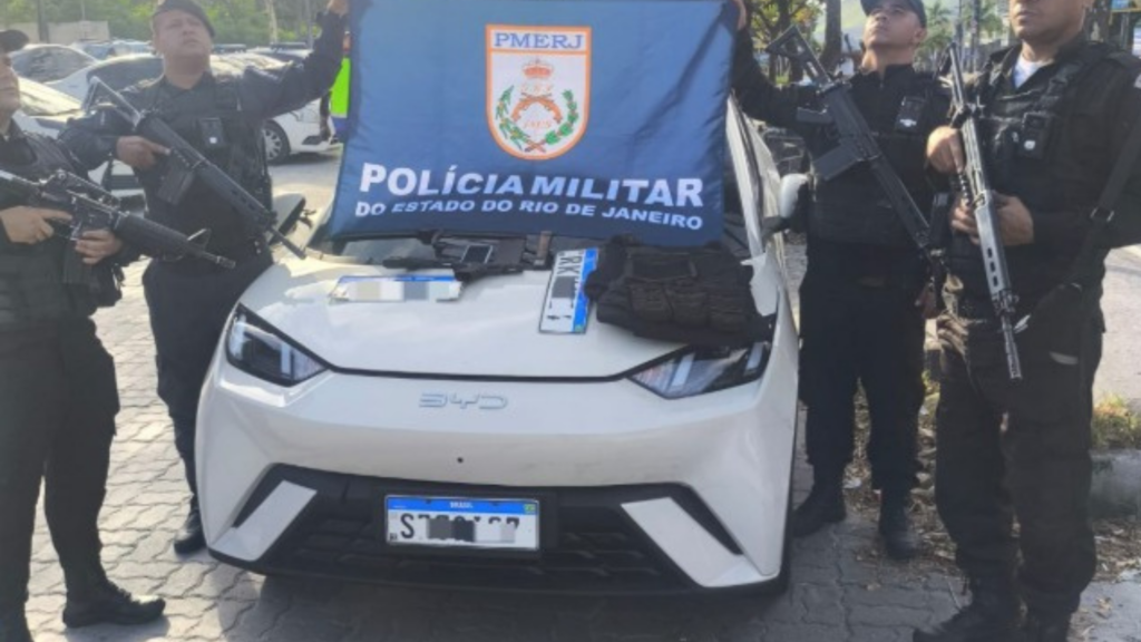 Policiais apontam armas em cena de cerco