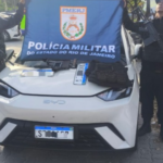 Policiais apontam armas em cena de cerco