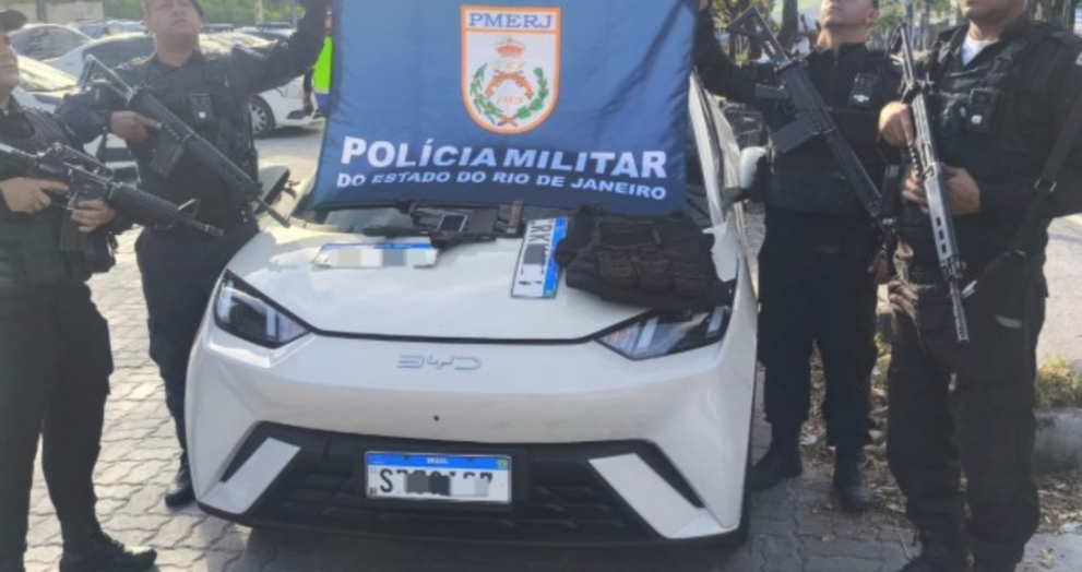 Policiais apontam armas em cena de cerco