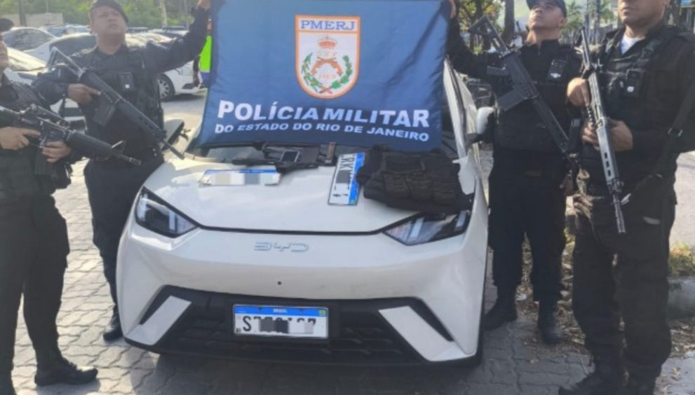 Policiais apontam armas em cena de cerco