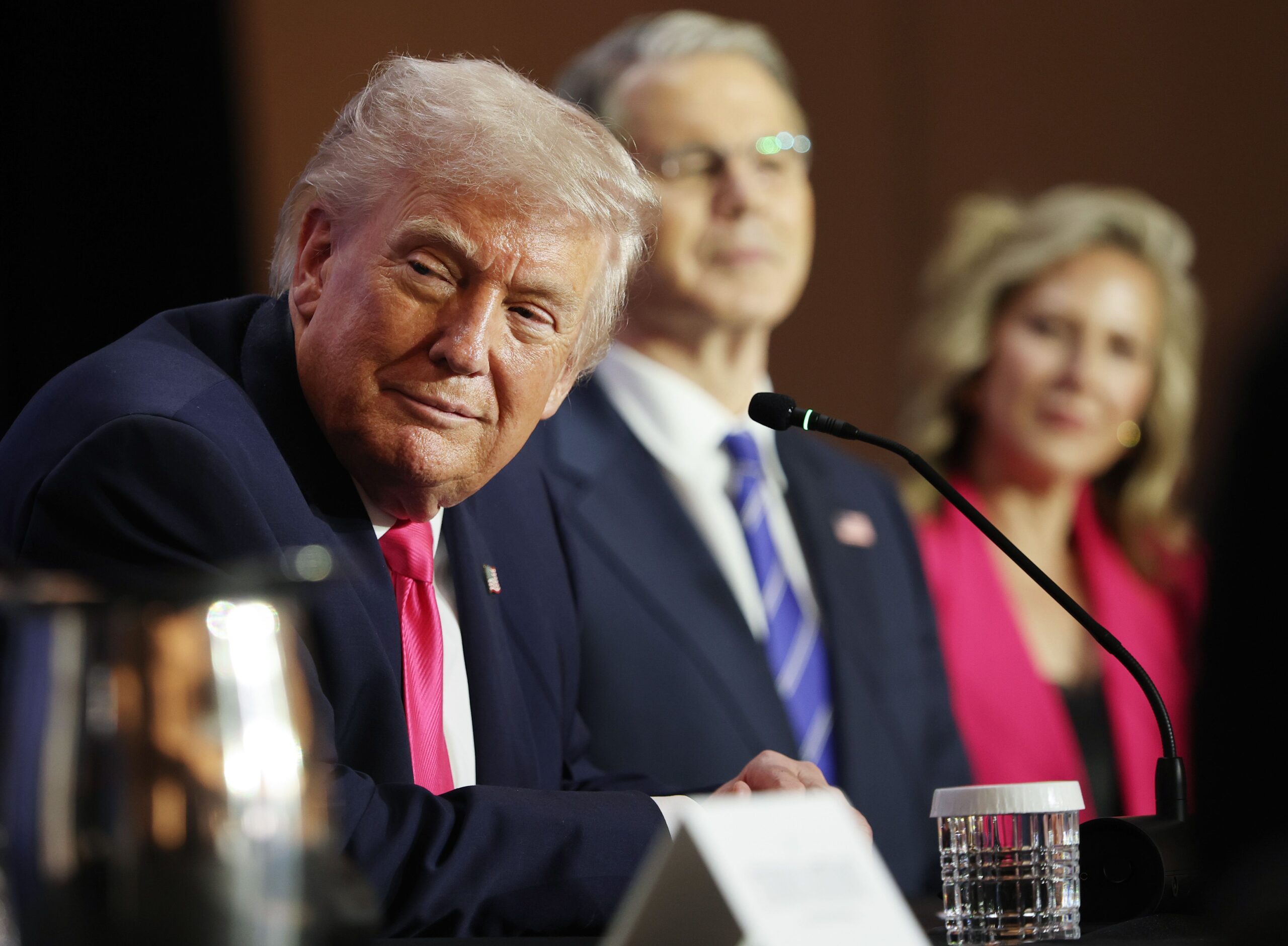 Foto de Donald Trump falando em um púlpito