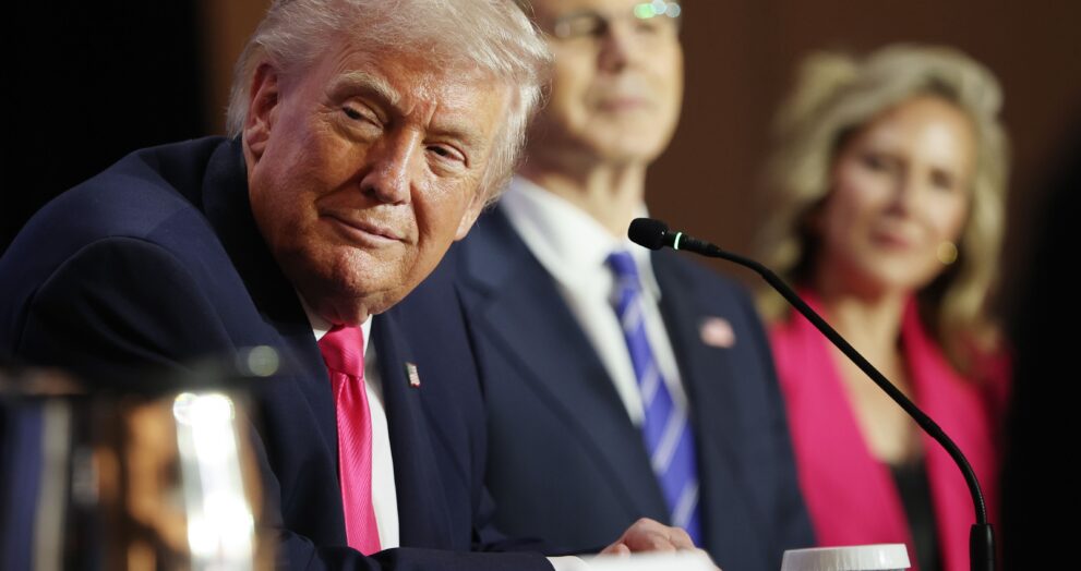 Donald Trump falando em um púlpito