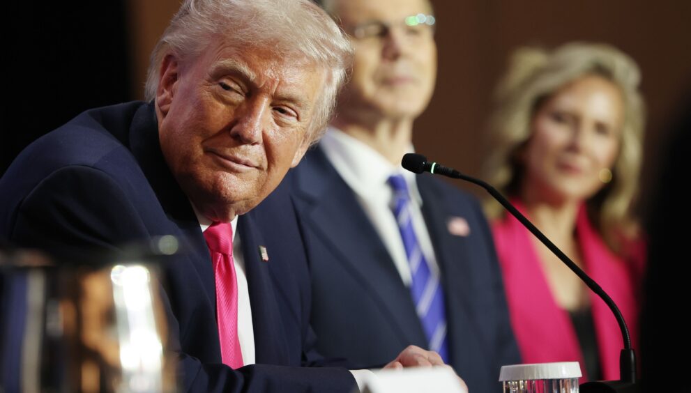 Donald Trump falando em um púlpito