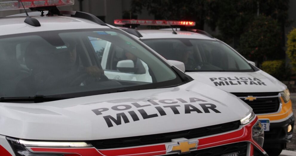 Homem caído no chão após ser baleado