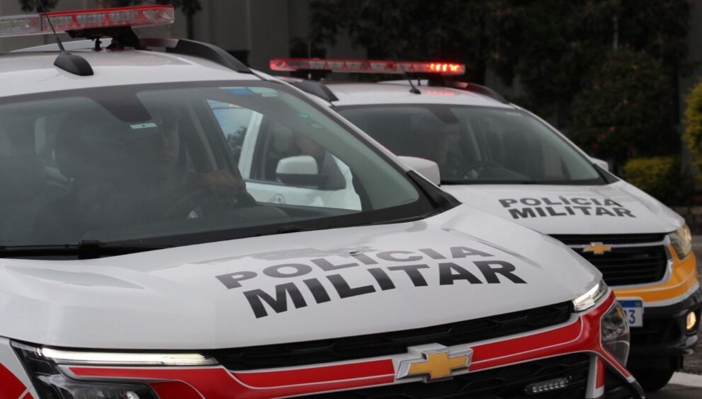 Homem caído no chão após ser baleado