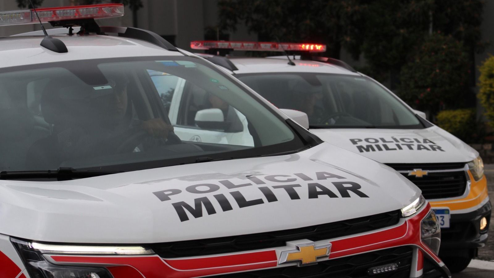 Homem caído no chão após ser baleado