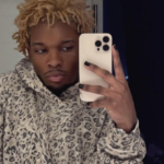 homem sendo levado por policiais