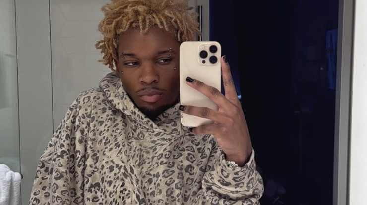 homem sendo levado por policiais