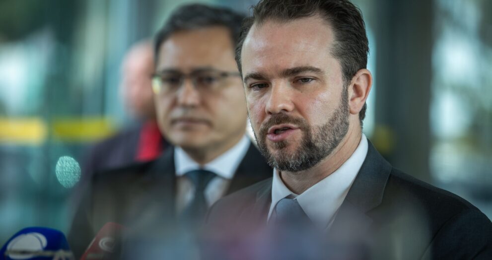 Homem falando em microfone sobre energia