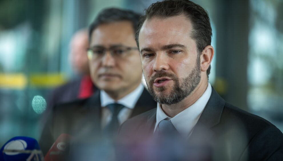 Homem falando em microfone sobre energia