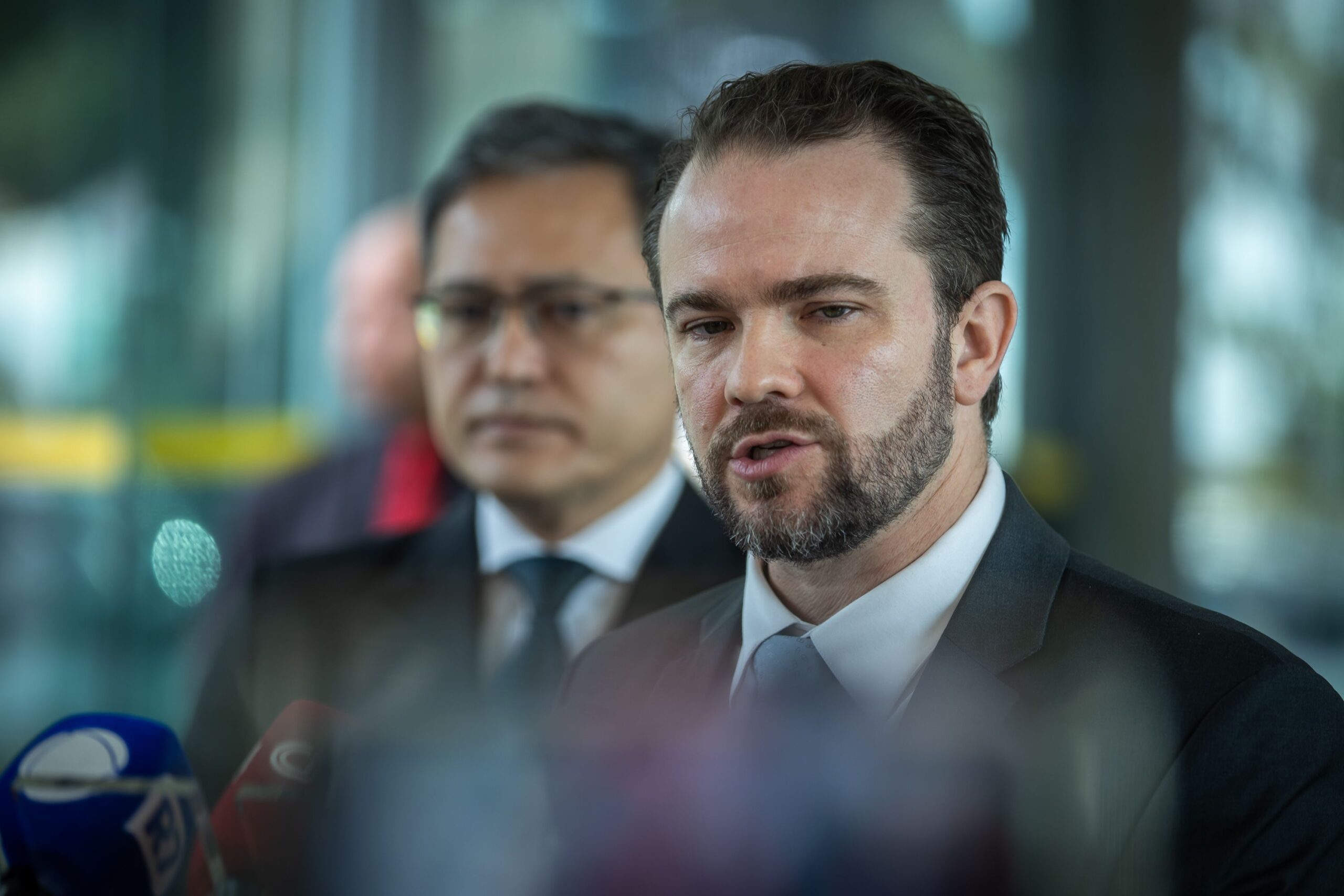 Homem falando em microfone sobre energia