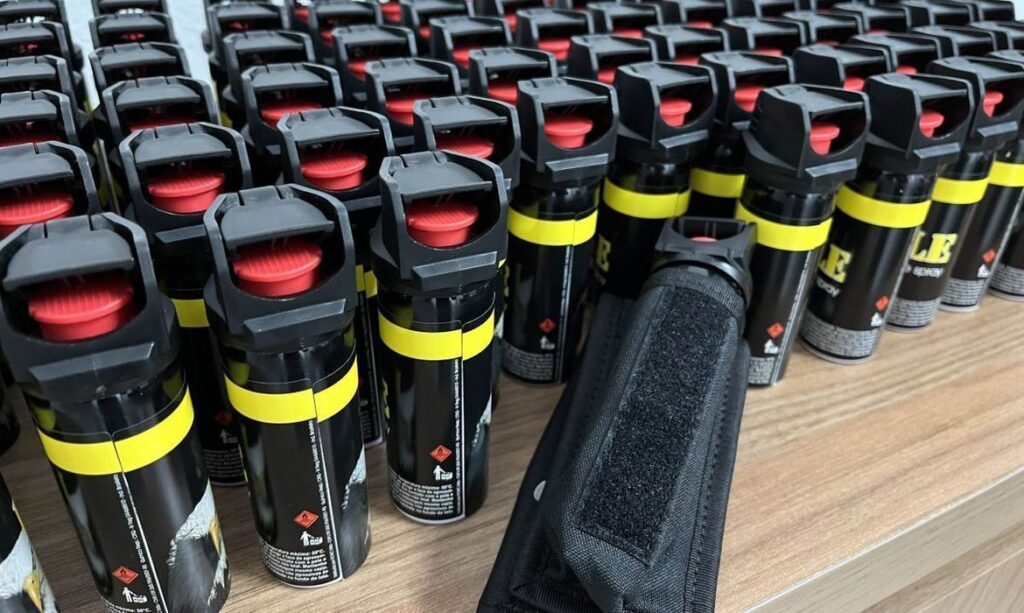 Pessoa segurando spray de pimenta