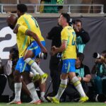 Jogadores de futebol em ação