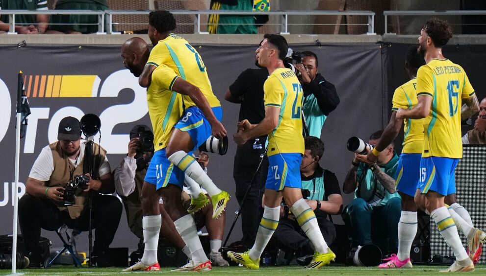 Jogadores de futebol em ação